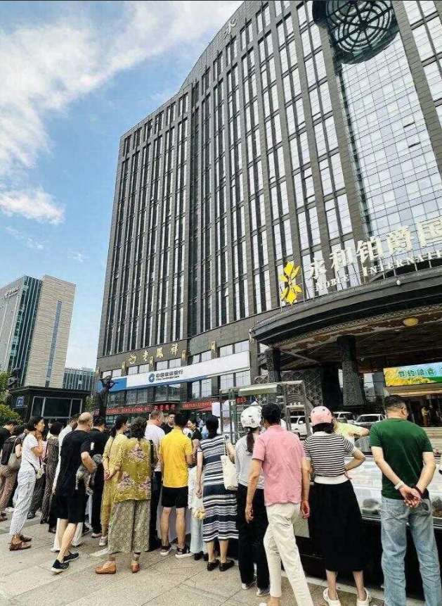 酒店擺攤記：煙火氣中的轉型之路